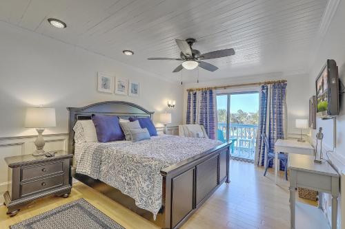 una camera da letto con un letto e un ventilatore a soffitto di Lagoon Villa 22 - Private Villa! Close Walk to Beach! a Isle of Palms