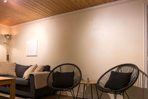 Posezení v ubytování Charming 2BR Tromso Home Wi-Fi & Heater