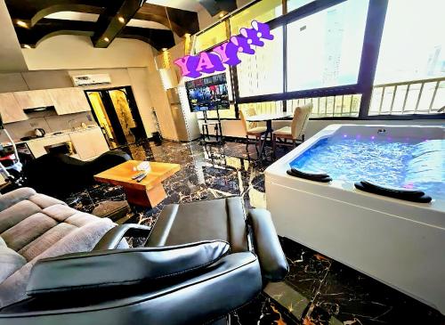 einen großen Pool in einem Wohnzimmer mit Sofa in der Unterkunft Suger Suite Sea View جناح سطح القمر اطلاله بحريه in Dschidda