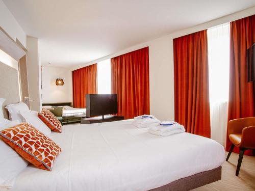 Novotel Lyon Centre-Confluence Bord de Saoneにあるベッド