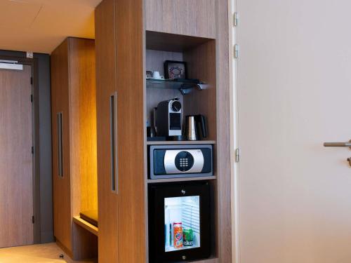 Novotel Lyon Centre-Confluence Bord de Saoneにあるキッチンまたは簡易キッチン