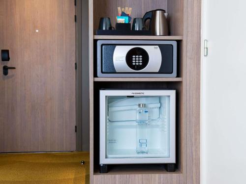 Novotel Lyon Centre-Confluence Bord de Saoneにあるキッチンまたは簡易キッチン
