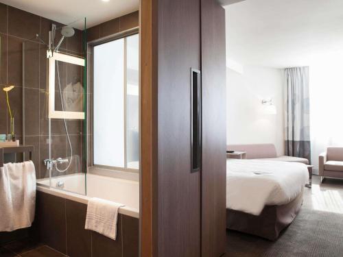 Novotel Lyon Centre-Confluence Bord de Saoneにあるベッド