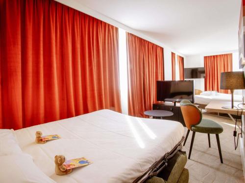 Novotel Lyon Centre-Confluence Bord de Saoneにあるテレビまたはエンターテインメントセンター
