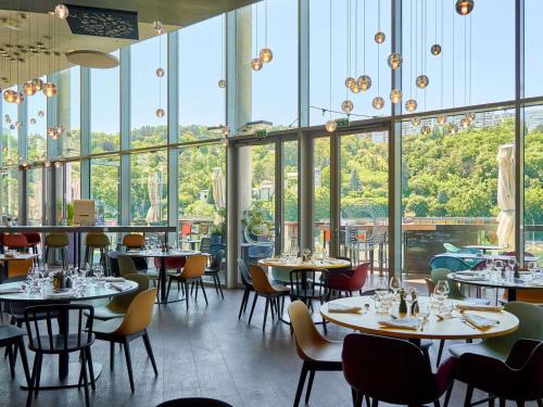 Novotel Lyon Centre-Confluence Bord de Saoneにあるレストランまたは飲食店