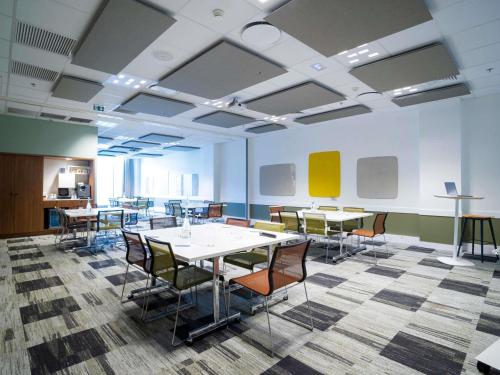 Novotel Lyon Centre-Confluence Bord de Saoneにあるビジネスエリアまたは会議室