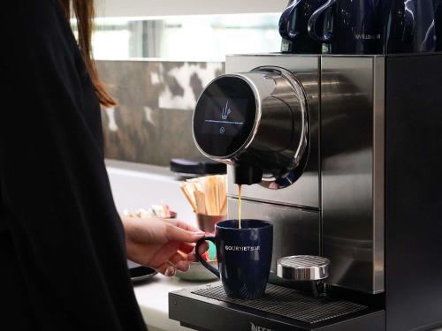 Novotel Lyon Centre-Confluence Bord de Saoneにあるコーヒーまたはお茶