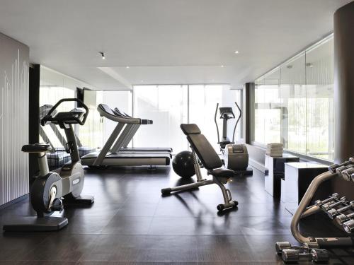 Novotel Lyon Centre-Confluence Bord de Saoneにあるフィットネスセンターまたはフィットネス設備