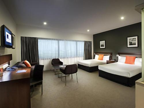 Кровать или кровати в номере Novotel Brisbane Airport