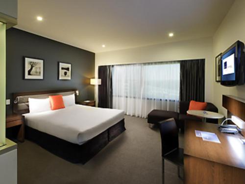 Кровать или кровати в номере Novotel Brisbane Airport