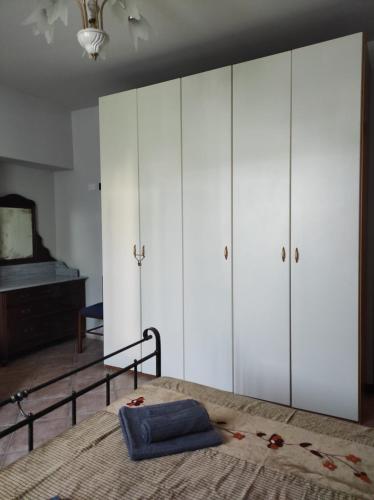 a bedroom with white cabinets and a bed at Casa NONNA LINA in Medole