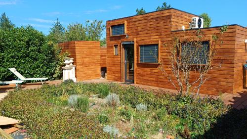 RiorgesにあるLe Lodge de Riorgesの庭の小さな木造家屋