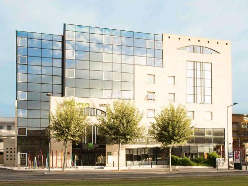 an office building with a lot of windows at ibis Styles Bordeaux Centre Mériadeck in Bordeaux