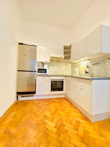 Affordable Room in Villa, With Garden & Parking