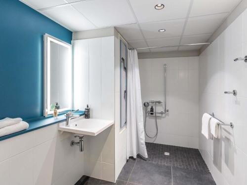 a bathroom with a sink and a shower at ibis Styles Bordeaux Centre Mériadeck in Bordeaux