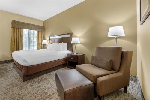 Ένα ή περισσότερα κρεβάτια σε δωμάτιο στο Best Western Plus Prairie Inn