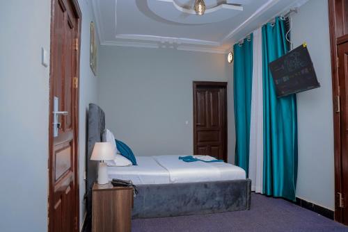 Ένα ή περισσότερα κρεβάτια σε δωμάτιο στο Moriah Hotel Gitega