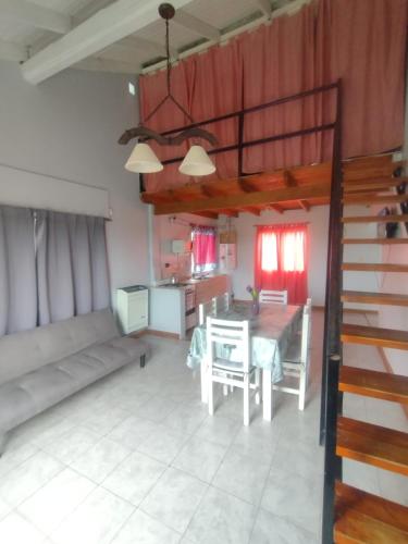 a living room with a table and a dining room at Alquiler temporario Romina in Tandil