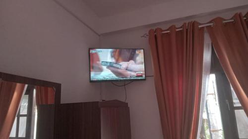 TV a/nebo společenská místnost v ubytování Peridot Open Sky T Garden