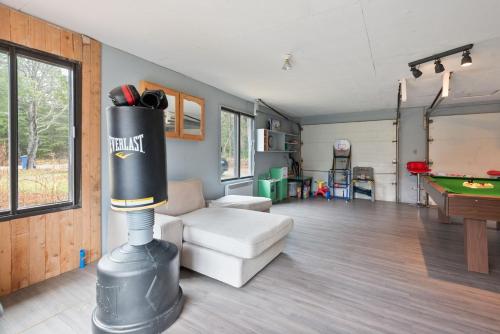 a living room with a pool table in a garage at L'Évasion - 4CH - Piscine - Spa et Salle de jeux in Saint Zenon