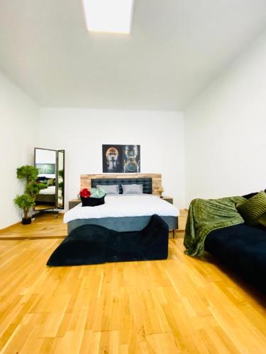 Bright 2BR Retreat Steps from Westbahnhof