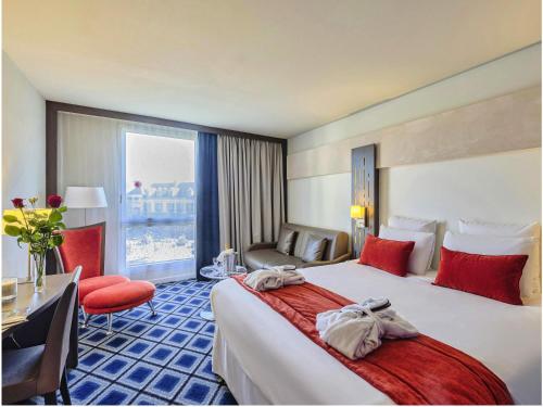 Ένα ή περισσότερα κρεβάτια σε δωμάτιο στο Mercure Chartres Centre Cathedrale
