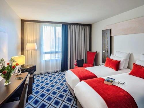 Ένα ή περισσότερα κρεβάτια σε δωμάτιο στο Mercure Chartres Centre Cathedrale