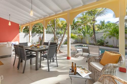 Villa Sunlight, 2 bdr and private pool in Orient Bay