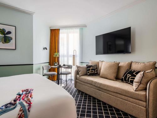 Televisyen dan/atau pusat hiburan di Hotel Faubourg Galant Paris - Handwritten Collection