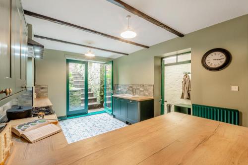 een grote keuken met een klok aan de muur bij Bondgate House in Alnwick