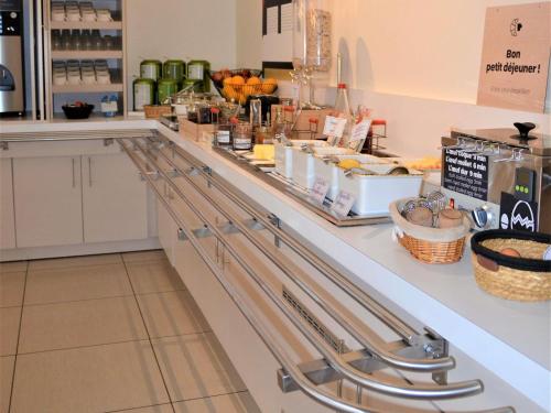 a counter in a store with a counter sidx sidx sidx at Hôtel ibis Guingamp Cœur de Bretagne in Ploumagoar