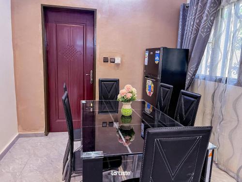 un tavolo di vetro con una porta viola e una porta viola di Magnifique Mini-Villa Ouagadougou! a Ouagadougou