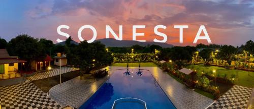 Bazén v ubytování Sonesta Resort & Banquets nebo v jeho okolí