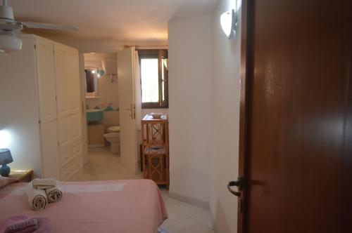 - une chambre avec un lit et une salle de bains dans l'établissement Casa Lantana, à Porto Taverna