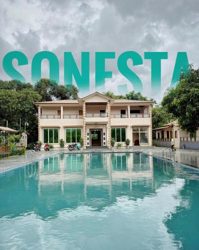 Bazén v ubytování Sonesta Resort & Banquets nebo v jeho okolí
