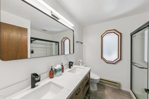 Ένα μπάνιο στο Play in the Pines Hot Tub Playground Firepit