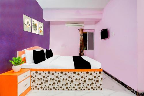 Ένα ή περισσότερα κρεβάτια σε δωμάτιο στο Hotel O The Triotel Inn