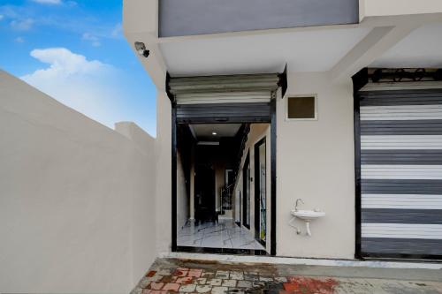 an external view of a white house with a window at Hotel O Choice Inn II in Rao