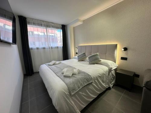 Ένα ή περισσότερα κρεβάτια σε δωμάτιο στο AH Rentals Suites