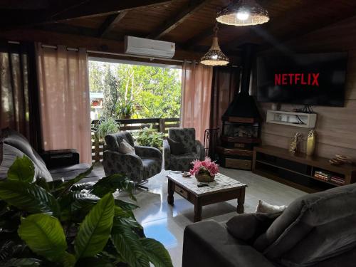 Zona de estar de Casa ampla com área gourmet e piscina