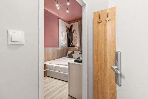Dependance Rooms I 6 Mins to U6 Alser Straße I Self Check In