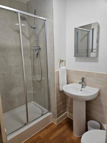 une salle de bain avec douche et lavabo dans l'établissement Bargh Apartment - 2 bed 2 bath, modern comfort, à Balderton