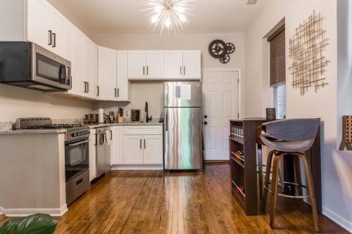 Η κουζίνα ή μικρή κουζίνα στο Wicker Park Flat with FREE Early Check-In & Late Checkout