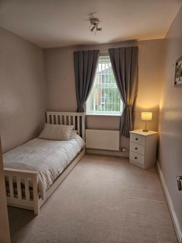 une chambre avec un lit et une fenêtre dans l'établissement Bargh Apartment - 2 bed 2 bath, modern comfort, à Balderton