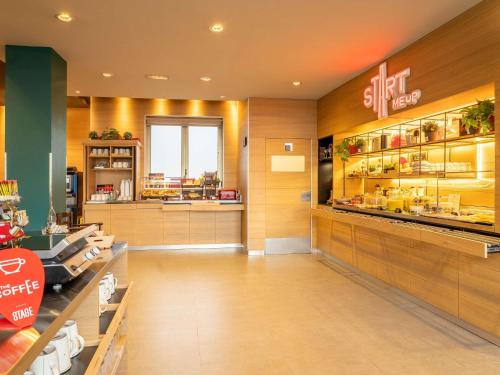 un fast food con bancone e negozio di Ibis Madrid Centro las Ventas a Madrid