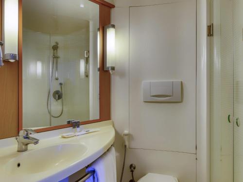Un baño de ibis Bengaluru Outer Ring Road