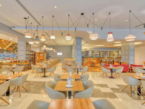 Un restaurante o sitio para comer en ibis Bengaluru Outer Ring Road