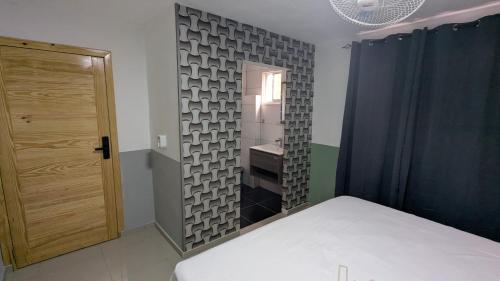 Ένα ή περισσότερα κρεβάτια σε δωμάτιο στο Hotel Yamir