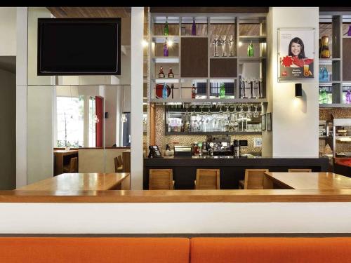 Ο χώρος του lounge ή του μπαρ στο Ibis Singapore Novena