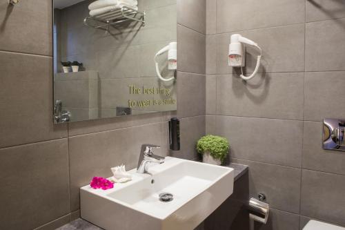 Un baño de Sundance Apartments & Suites